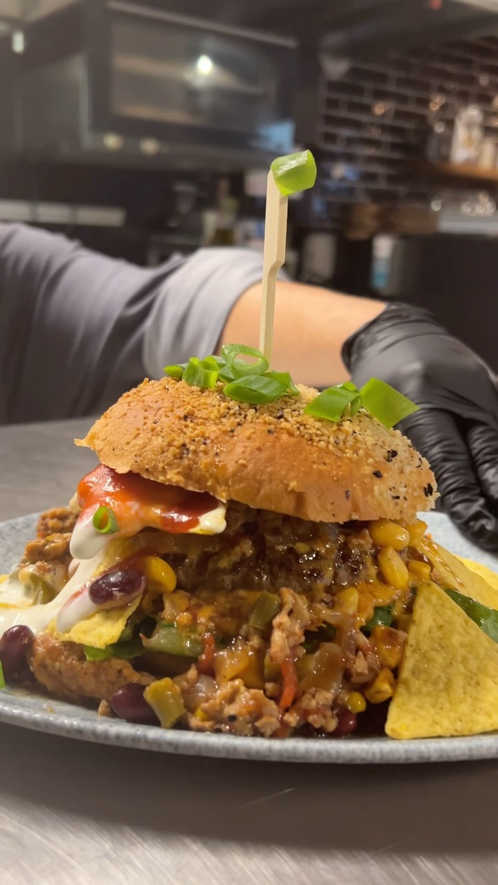 🔥 Lust auf eine Herausforderung? 🍔 The Sloppy One hat es in sich: Cheddar-Käse, …