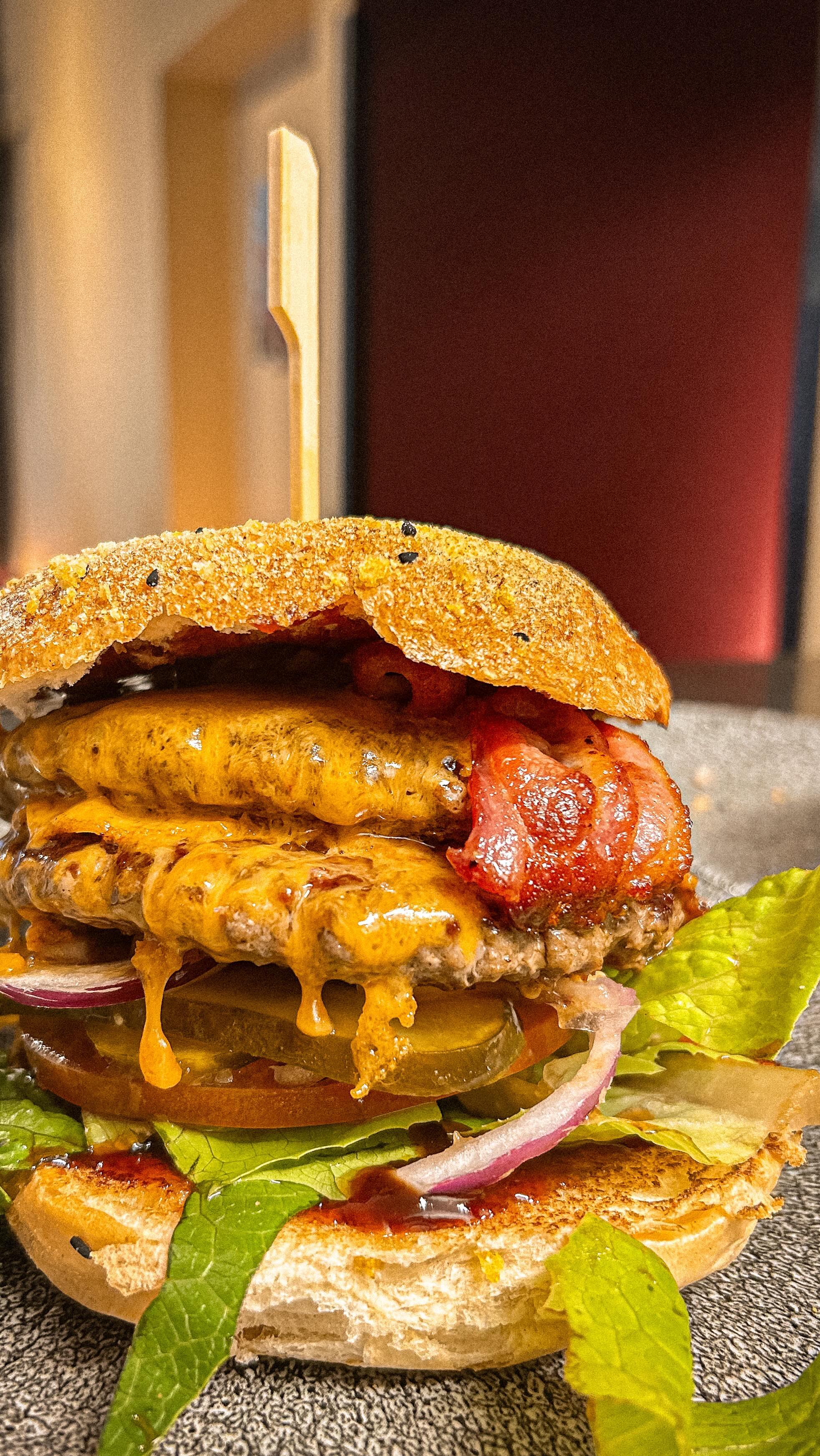 Bist du bereit für den Big Beef? 🍔🔥 Mit drei Patties deiner Wahl, geschmolzenem …