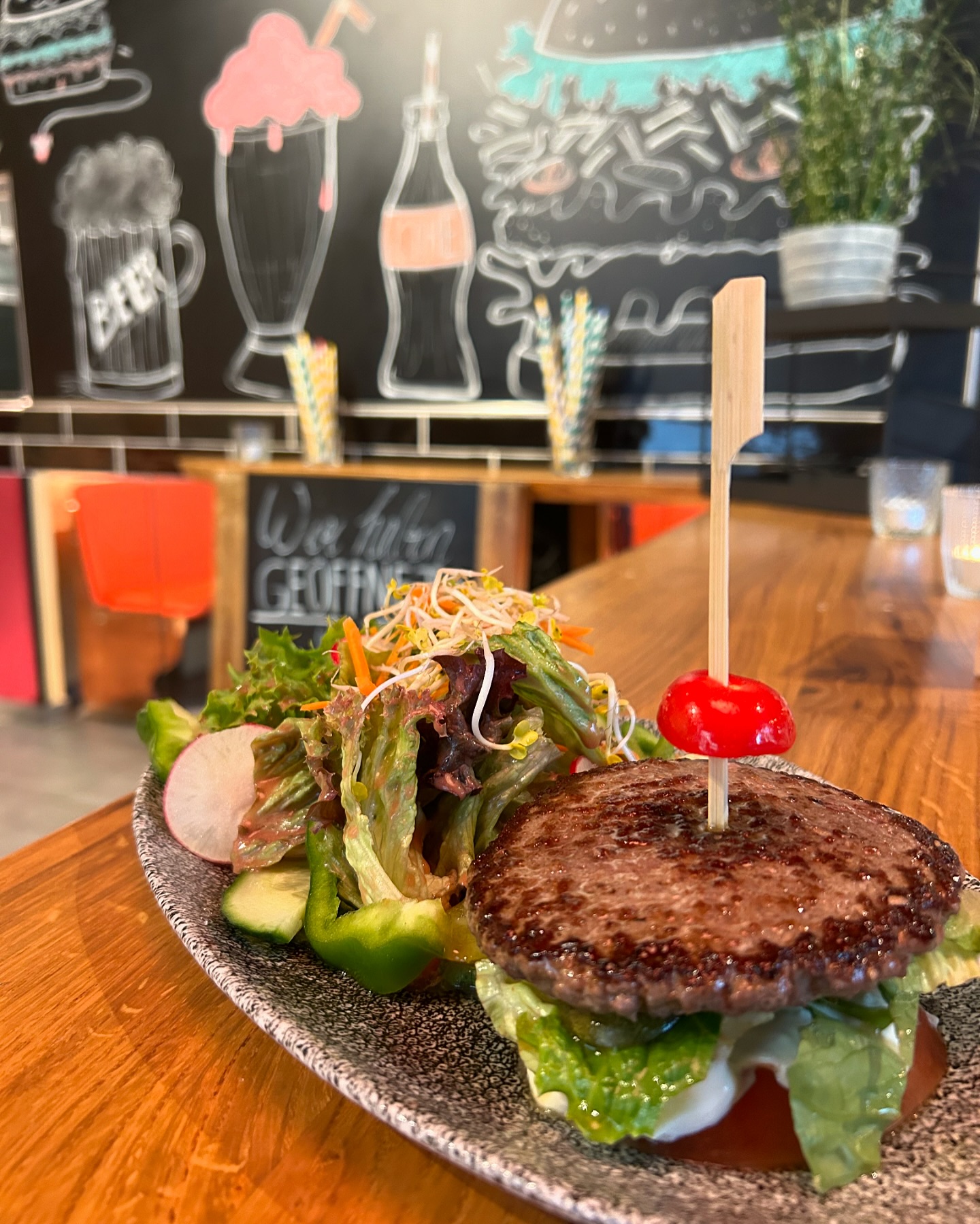 🍔 Leicht, aber voller Geschmack! 🥗 Unser Skinny Burger kommt ganz ohne …