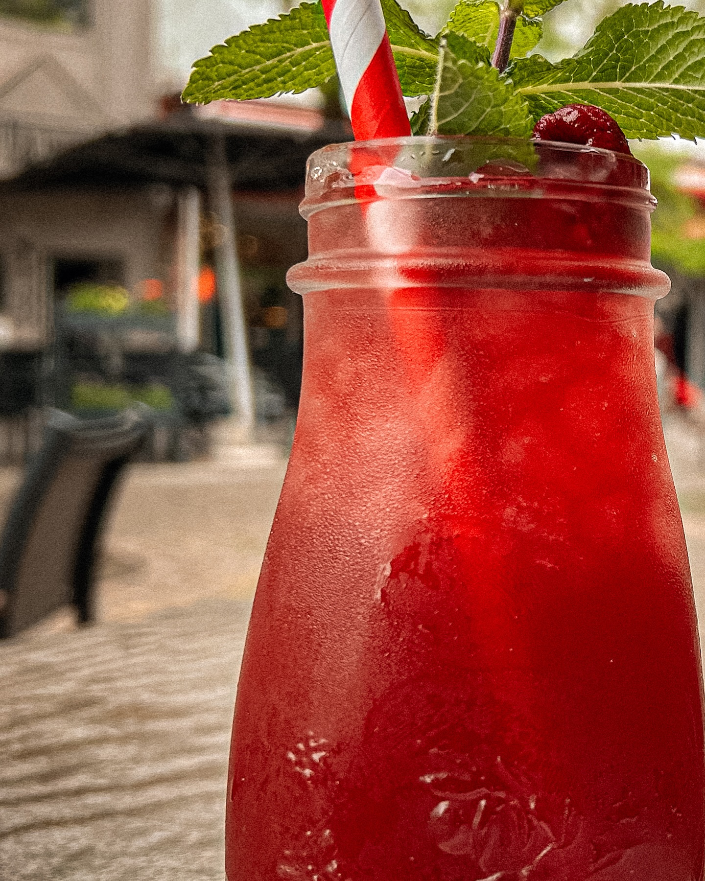 Sommer in jedem Schluck🍓☀️ Genieße unsere hausgemachte Limo Himbeer-Hibiskus – …